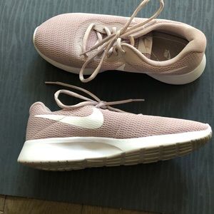 Nike Women’s Tanjun Running Shoes Sz 9